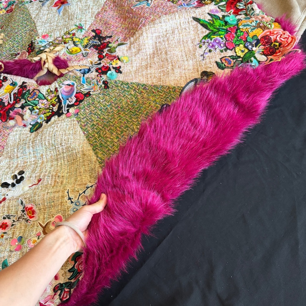 Glitterville studio Tree Skirt with Floral Appliqués Pink & Cream - Picture 7 of 14